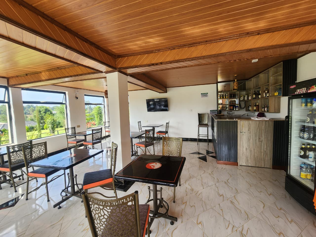 Restaurant & Bar